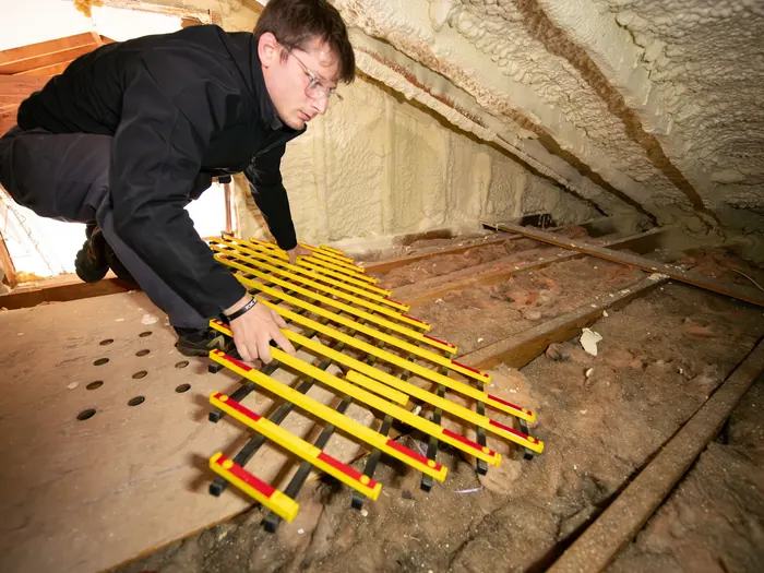 Inspecteur circulant dans un entretoit lors d'une inspection