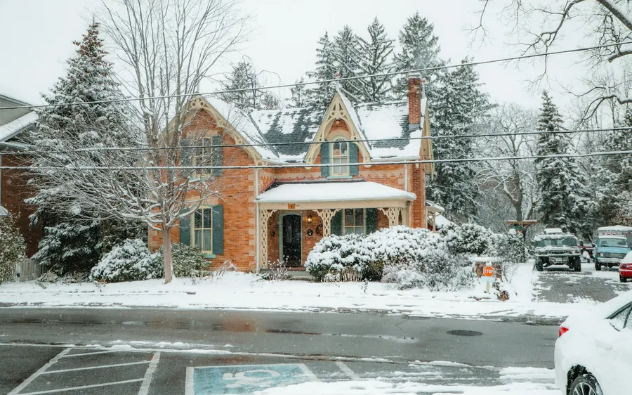 Maison unifamiliale en brique inspectée en hiver au Québec