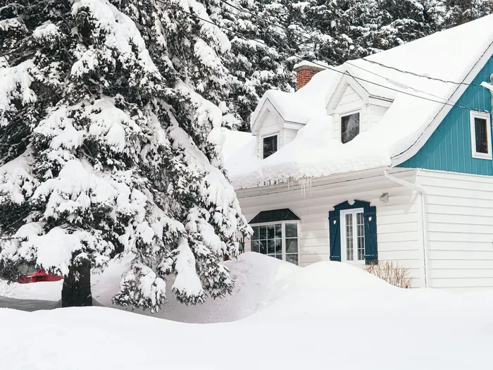 Résidence unifamiliale lavalloise sous la neige