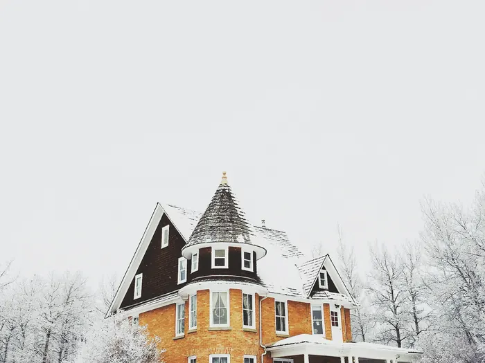 Bâtiment résidentiel montréalais en hiver