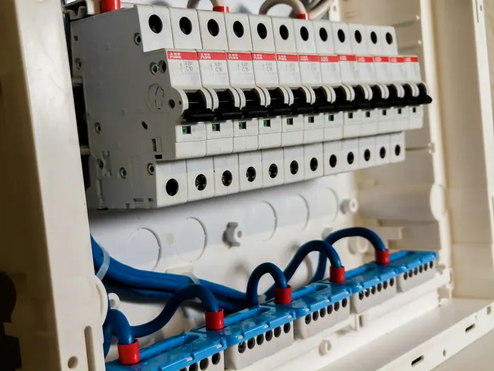 Panneau électrique résidentiel avec disjoncteurs alignés